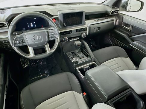 Used 2025 Toyota Tacoma TRD Off-Road image 15