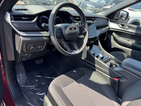 Used 2025 Jeep Grand Cherokee L Laredo image 11