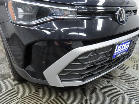 Used 2025 Volkswagen Taos SE AWD/4WD image 42