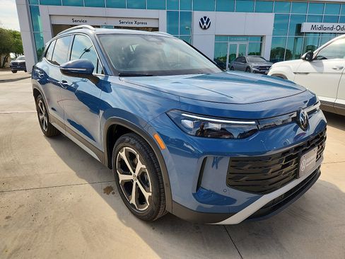 New 2026 Volkswagen Tiguan SE FWD image 1