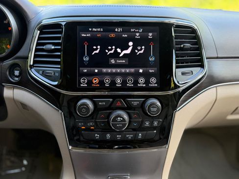 Used 2019 Jeep Grand Cherokee Overland AWD/4WD image 21