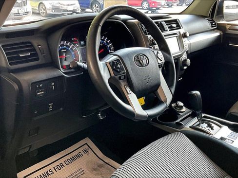 Used 2018 Toyota 4Runner SR5 AWD/4WD image 10
