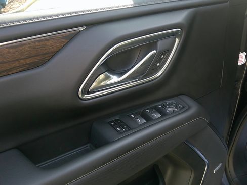 Used 2023 Chevrolet Suburban Premier image 10