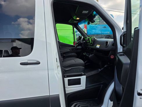 Used 2025 Mercedes-Benz Sprinter 2500 image 18