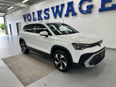 Used 2025 Volkswagen Taos SE w/ Panoramic Sunroof Package