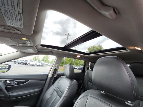 Used 2018 Nissan Rogue SL w/ Premium Package FWD image 2