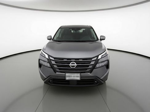 Used 2025 Nissan Rogue SV image 2