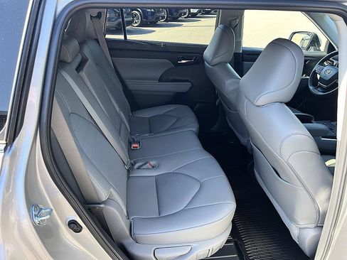 Used 2024 Toyota Highlander XLE FWD image 16