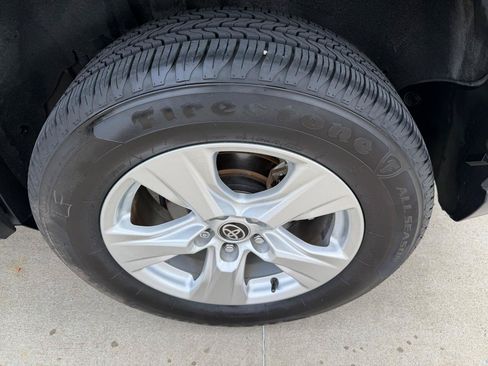 Used 2021 Toyota RAV4 XLE w/ Convenience Package FWD image 8