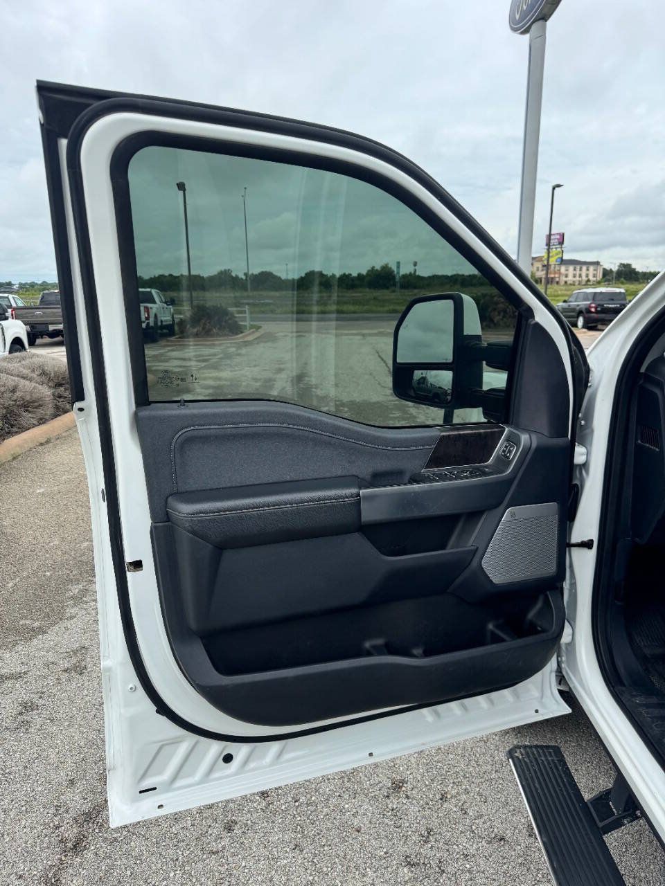 Used 2023 Ford F350 Lariat w/ Lariat Ultimate Package AWD/4WD image 3