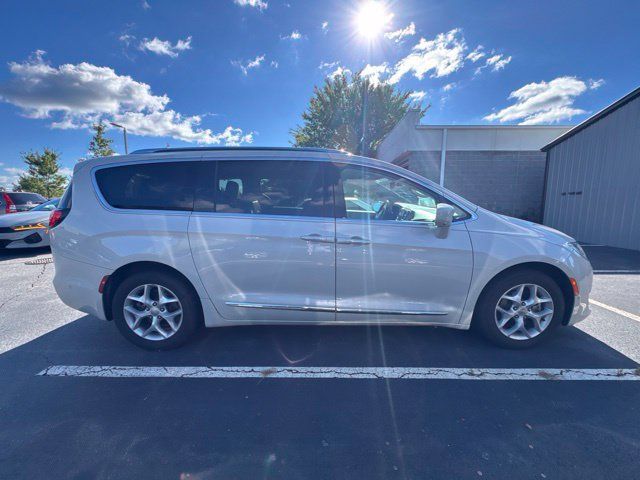 Used 2017 Chrysler Pacifica Touring-L Plus w/ Advanced Safetytec Group FWD image 5