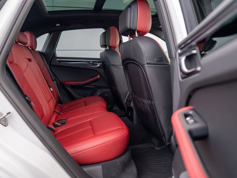 Used 2025 Porsche Macan image 25