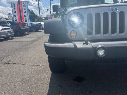 Used 2017 Jeep Wrangler Unlimited Rubicon w/ Connectivity Group AWD/4WD image 33
