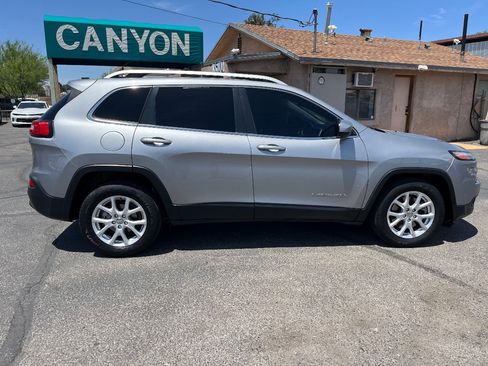 Used 2017 Jeep Cherokee Latitude FWD image 3