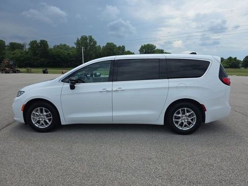 Used 2025 Chrysler Pacifica Select FWD image 10