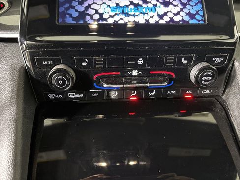 Used 2023 Jeep Grand Cherokee L Laredo image 18