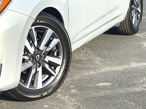 Used 2023 Nissan Versa SV image 3