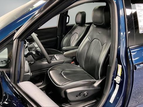 Used 2025 Chrysler Pacifica Limited FWD image 20