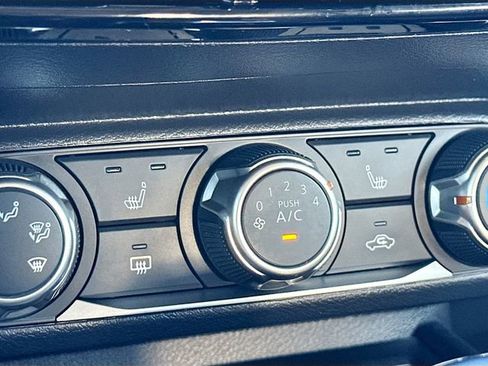 Used 2025 Nissan Kicks SV w/ SV Premium Package image 18