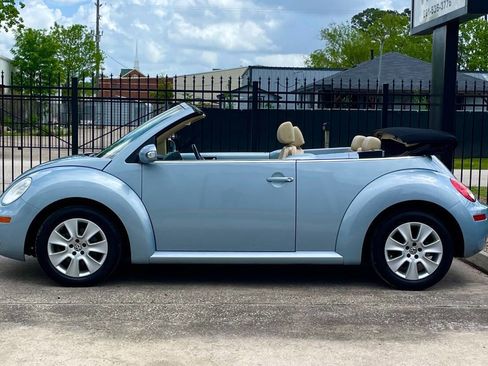 Used 2010 Volkswagen Beetle Convertible image 4