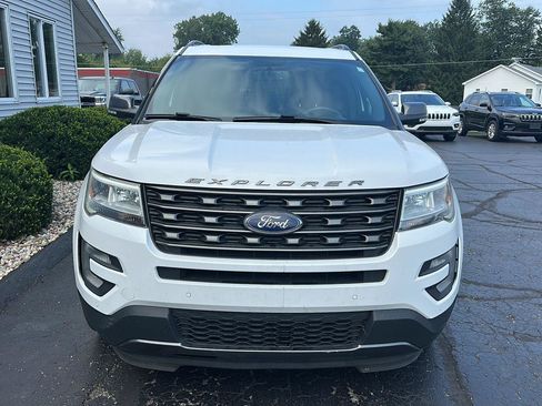 Used 2017 Ford Explorer XLT w/ Equipment Group 202A AWD/4WD image 2
