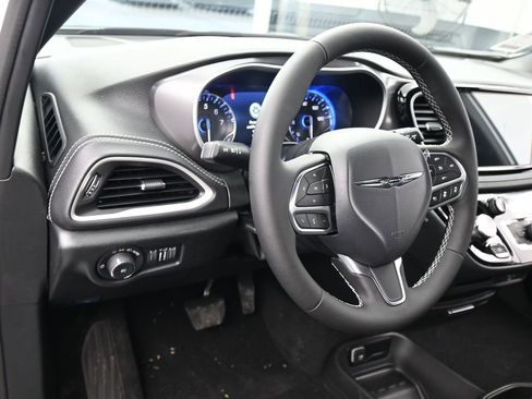 New 2026 Chrysler Pacifica Select image 15