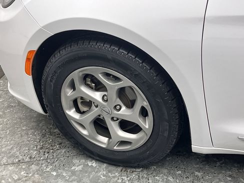 Used 2023 Chrysler Pacifica Limited image 36