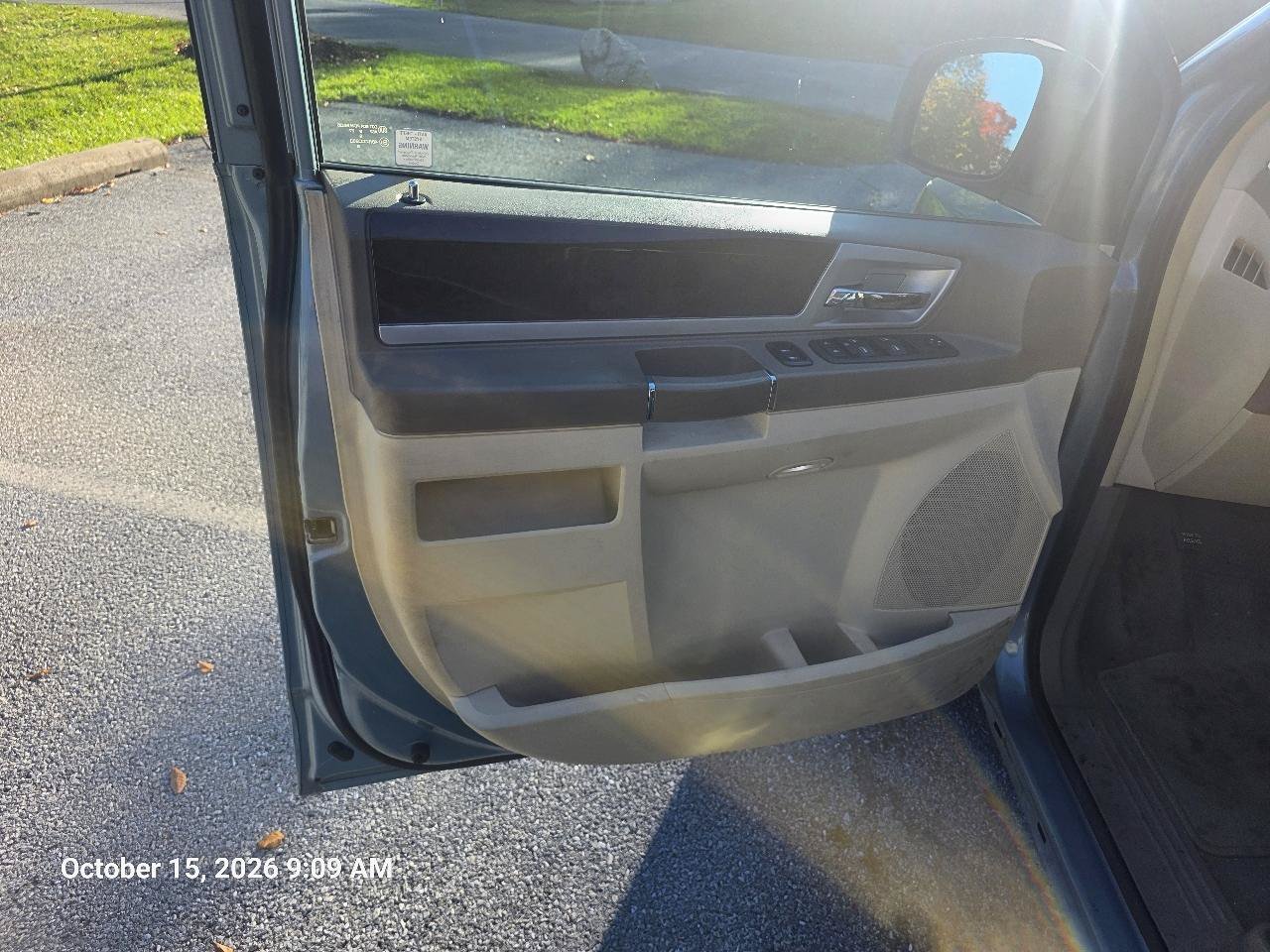 Used 2010 Chrysler Town & Country Touring FWD image 12