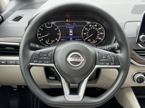 Used 2025 Nissan Altima 2.5 SV FWD image 14