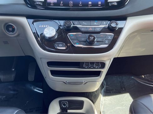 Used 2024 Chrysler Pacifica Touring-L FWD image 28