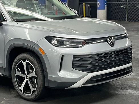 New 2025 Volkswagen Tiguan SE image 42