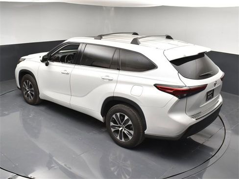 Used 2022 Toyota Highlander XLE image 46