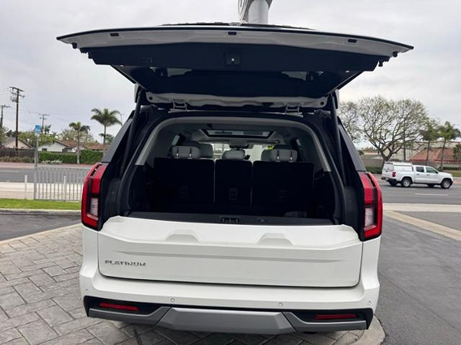 Used 2025 Ford Expedition Platinum w/ Platinum Ultimate Package AWD/4WD image 7