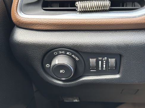 Used 2019 Chrysler Pacifica Limited FWD image 26