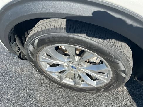 Used 2022 Ford Explorer XLT w/ Equipment Group 202A image 10