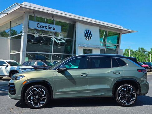 Used 2026 Volkswagen Tiguan SEL R-Line AWD/4WD image 2