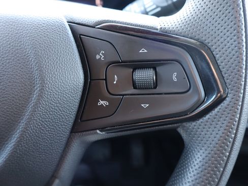 Used 2025 Chevrolet Trax LT w/ LPO, Blackout Package image 17