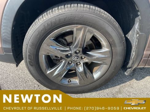 Used 2017 Toyota Highlander Limited Platinum AWD/4WD image 22