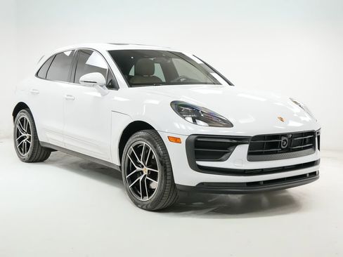Certified 2025 Porsche Macan AWD/4WD image 8