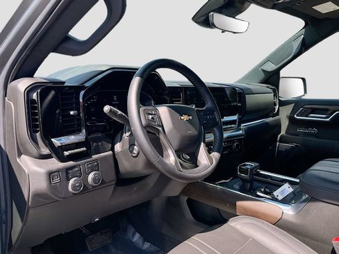 Used 2025 Chevrolet Silverado 1500 High Country w/ High Country Premium Package AWD/4WD image 9