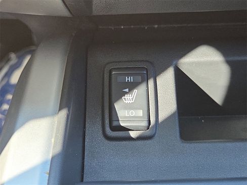 Used 2021 Nissan Titan SV w/ SV Convenience Package image 25