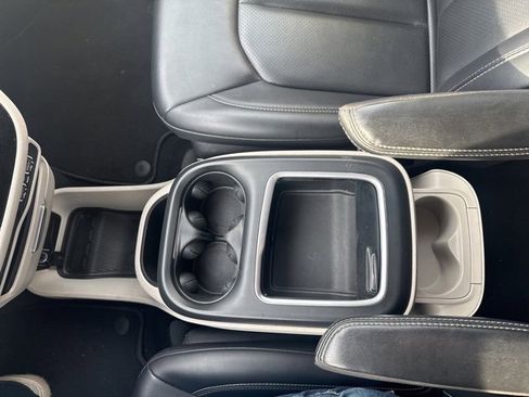 Used 2024 Chrysler Pacifica Select image 22