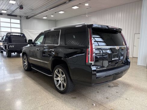 Used 2016 Cadillac Escalade Luxury image 3