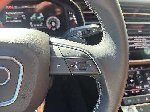 Used 2025 Audi Q7 Premium w/ Convenience Package image 19