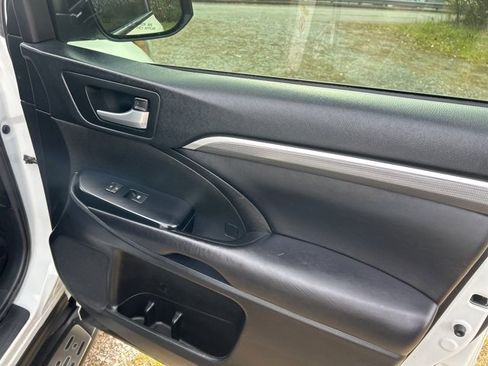 Used 2018 Toyota Highlander SE image 29