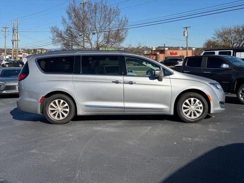 Used 2018 Chrysler Pacifica Touring-L Plus w/ Advanced Safetytec Group image 2