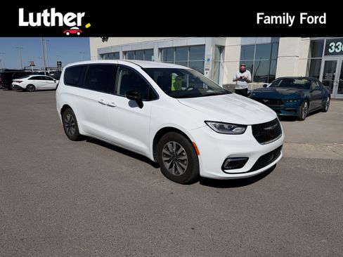 Used 2024 Chrysler Pacifica Limited FWD image 1