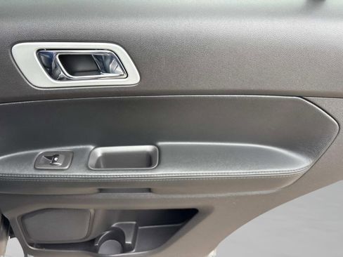 Used 2013 Ford Explorer XLT image 18