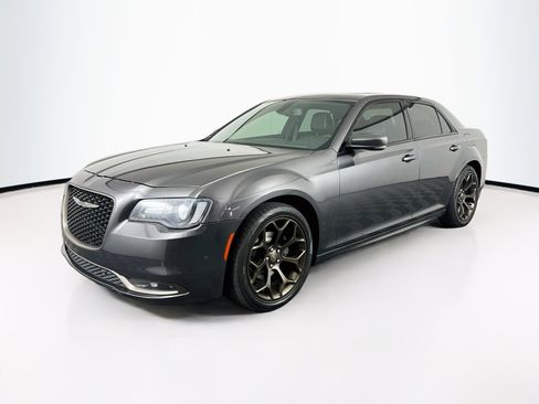 Used 2018 Chrysler 300 S w/ 300S Premium Group RWD image 3