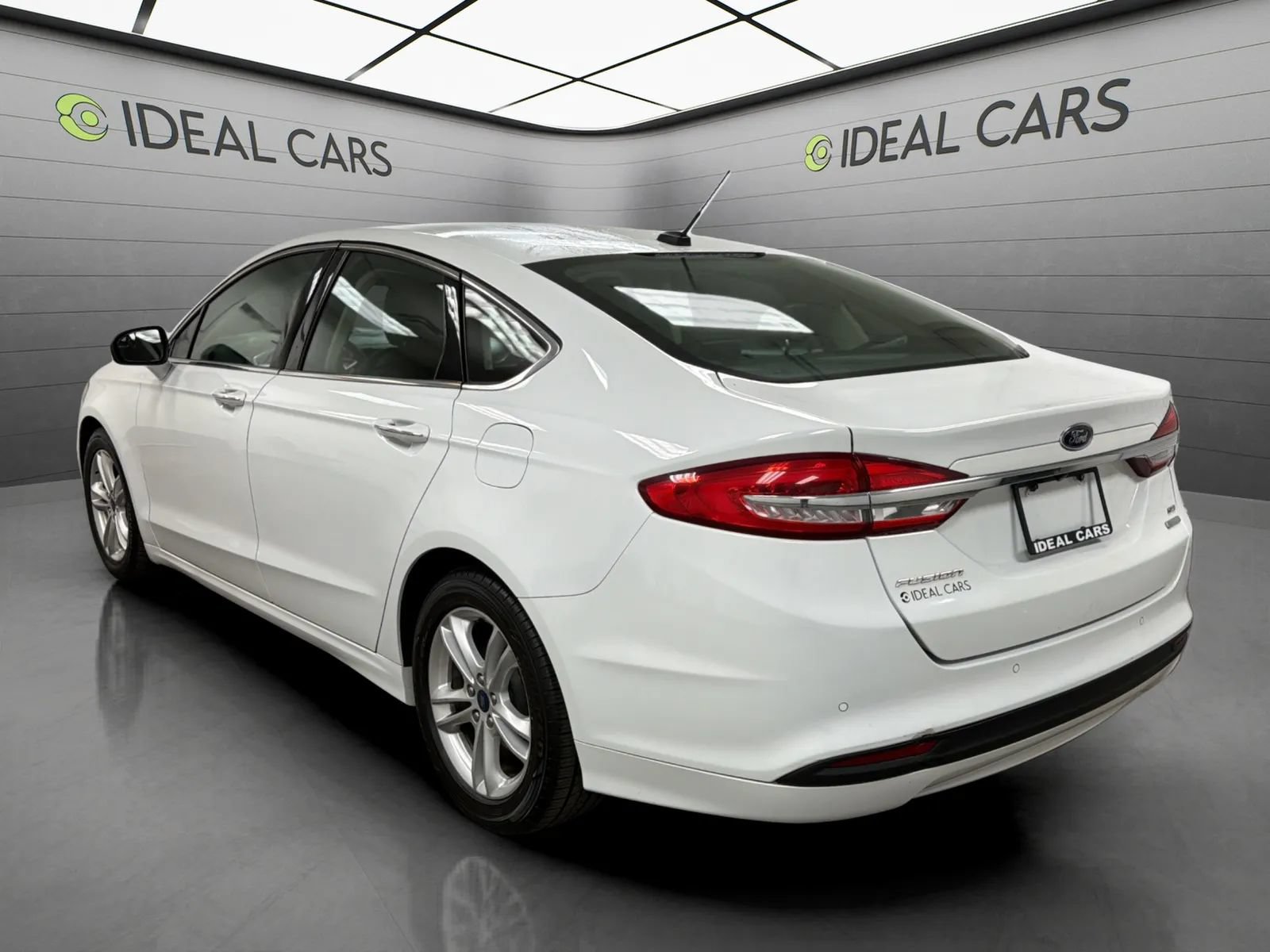 Used 2018 Ford Fusion SE w/ Fusion SE Technology Package FWD image 7
